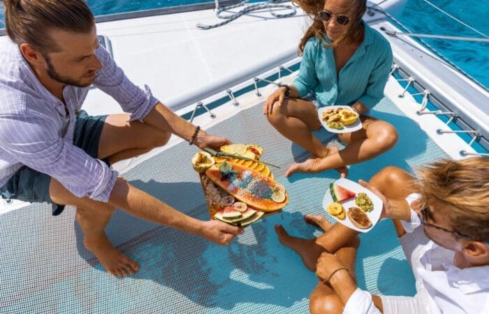 Tour de brunch y snorkel en catamarán