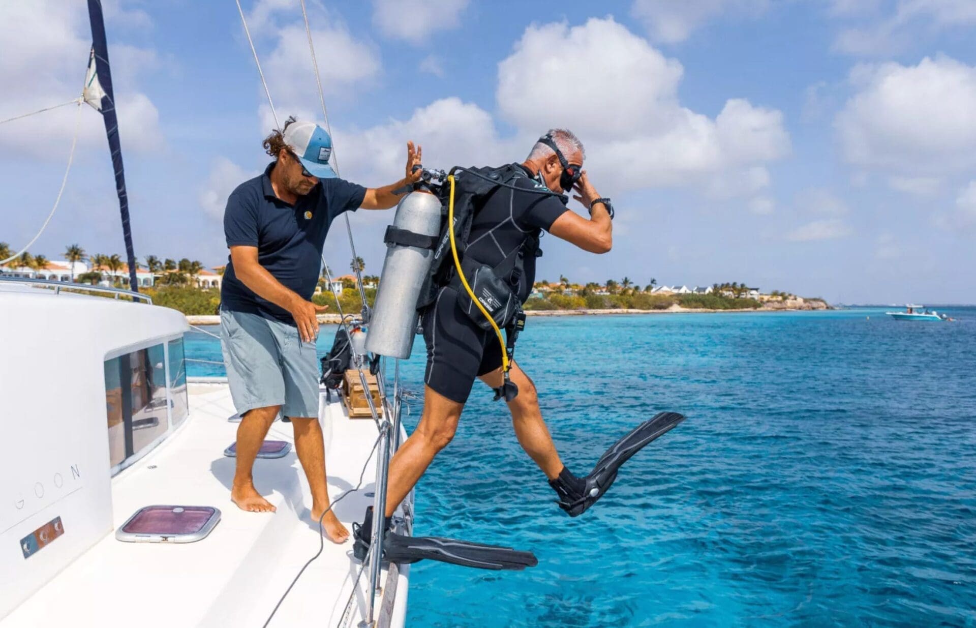Excursión de buceo en catamarán